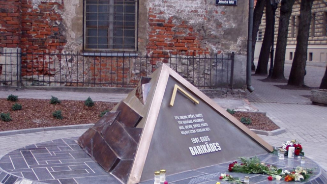 Atzīmējot barikāžu gadadienu, Limbažu novada bibliotēkas ir sagatavojušas informatīvas izstādes