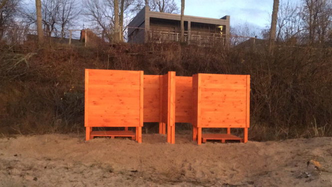 Pie Lauču dižakmens Skultes pagastā uzstādītas divas divvietīgas pārģērbšanās kabīnes