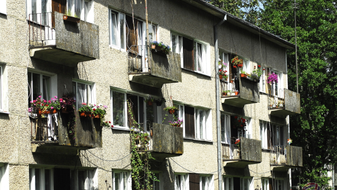 Daudzdzīvokļu dzīvojamo māju īpašniekiem iespēja saņemt pašvaldības līdzfinansējumu līdz 2500 eiro pagalma labiekārtošanai un mājas atjaunošanai vai pārbūvei