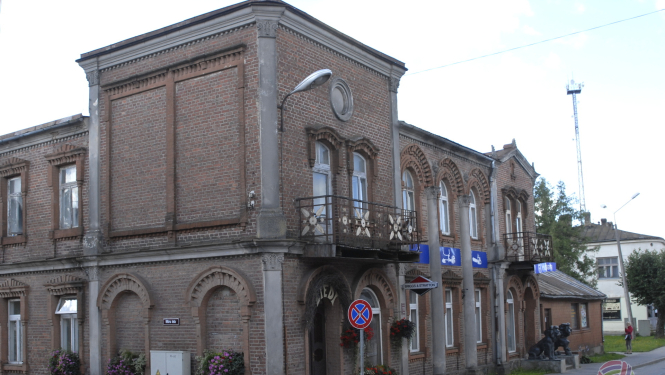 Limbažu novada pašvaldības organizētā projektu konkursa “Limbažu vēsturiskā centra ēku fasāžu un jumtu renovācija 2021” ietvaros ēku īpašnieki turpina sakārtot vēsturisko centru