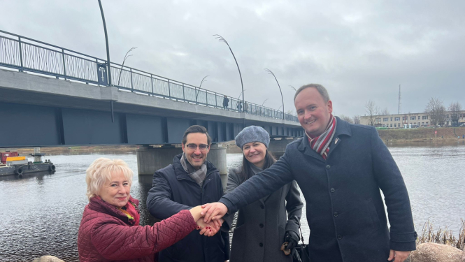 Cilvēki, sadotas rokas