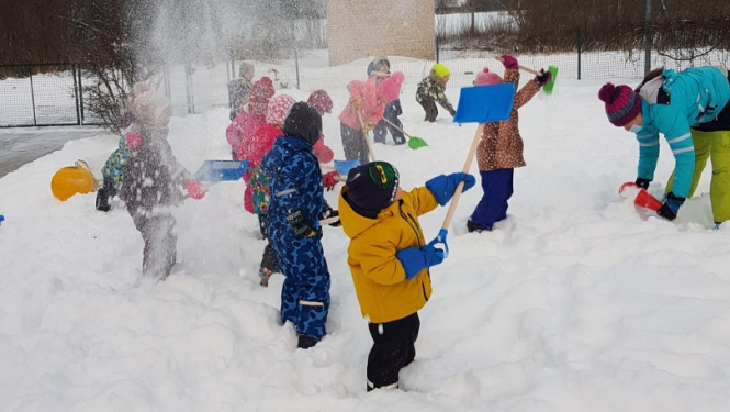 PII "Aģupīte" bērni baudīja ziemas priekus ikgadējā Sniega dienā