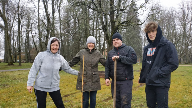 Spītējot lietum, aizvadīts Limbažu novada “Auto-foto” orientēšanās rallijs