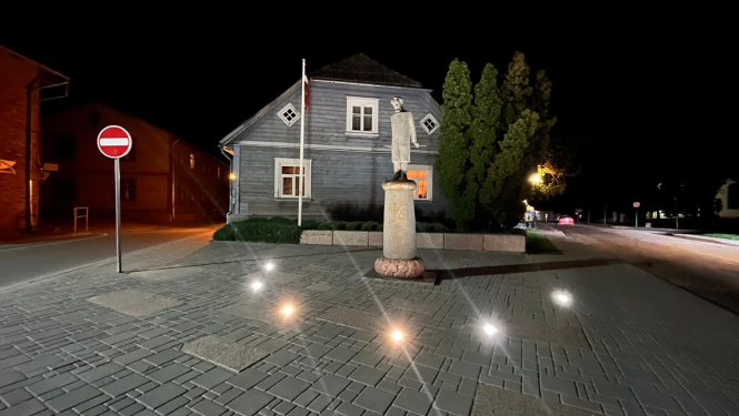 Baumaņu Kārļa piemineklis