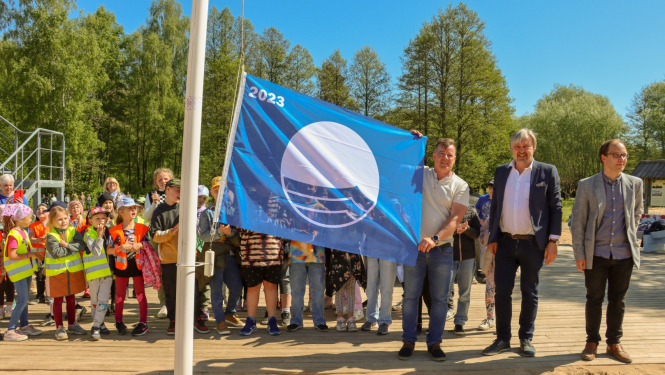 Limbažu novada Lielezera peldvietā pacelts Zilais Karogs