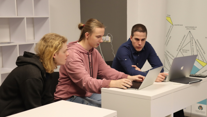 Programmēšanas nodarbības "Iespēju istabā"