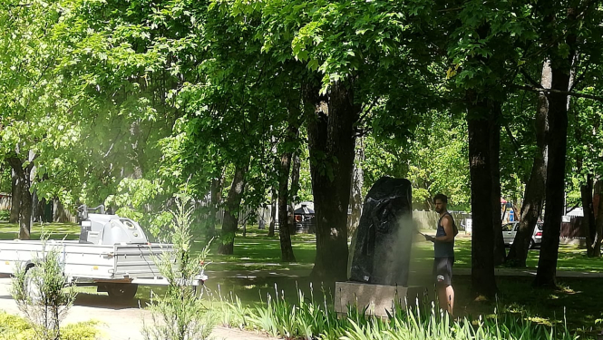 Limbažu pilsētā veic bērnu rotaļu laukumu, skulptūru un pieminekļu tīrīšanas darbus