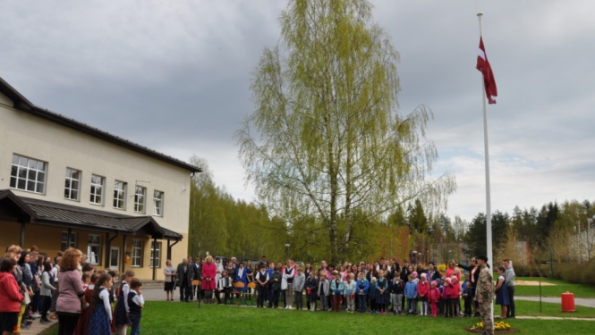 Lādezerā lepni plīvo Latvijas karogs