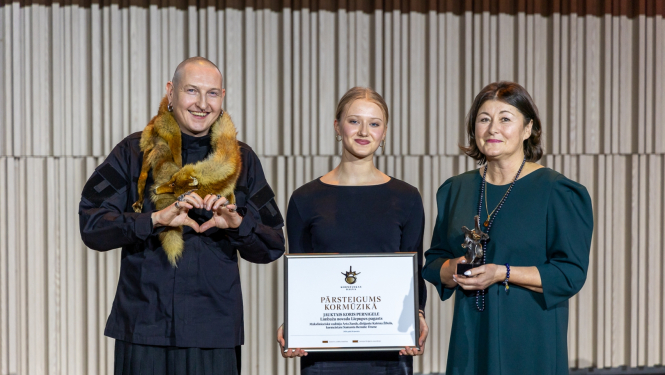 Balvu pasniegšana kopā ar Kristianu Brekti