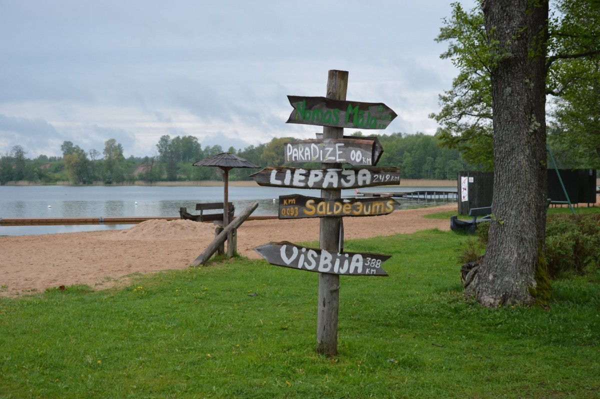 Limbažu Lielezera pludmalē pacelts Zilais karogs!