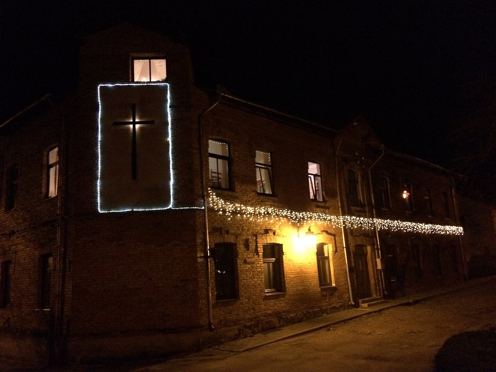 Limbažos iedegta Ziemassvētku egle