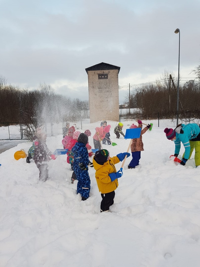 PII "Aģupīte" bērni baudīja ziemas priekus ikgadējā Sniega dienā