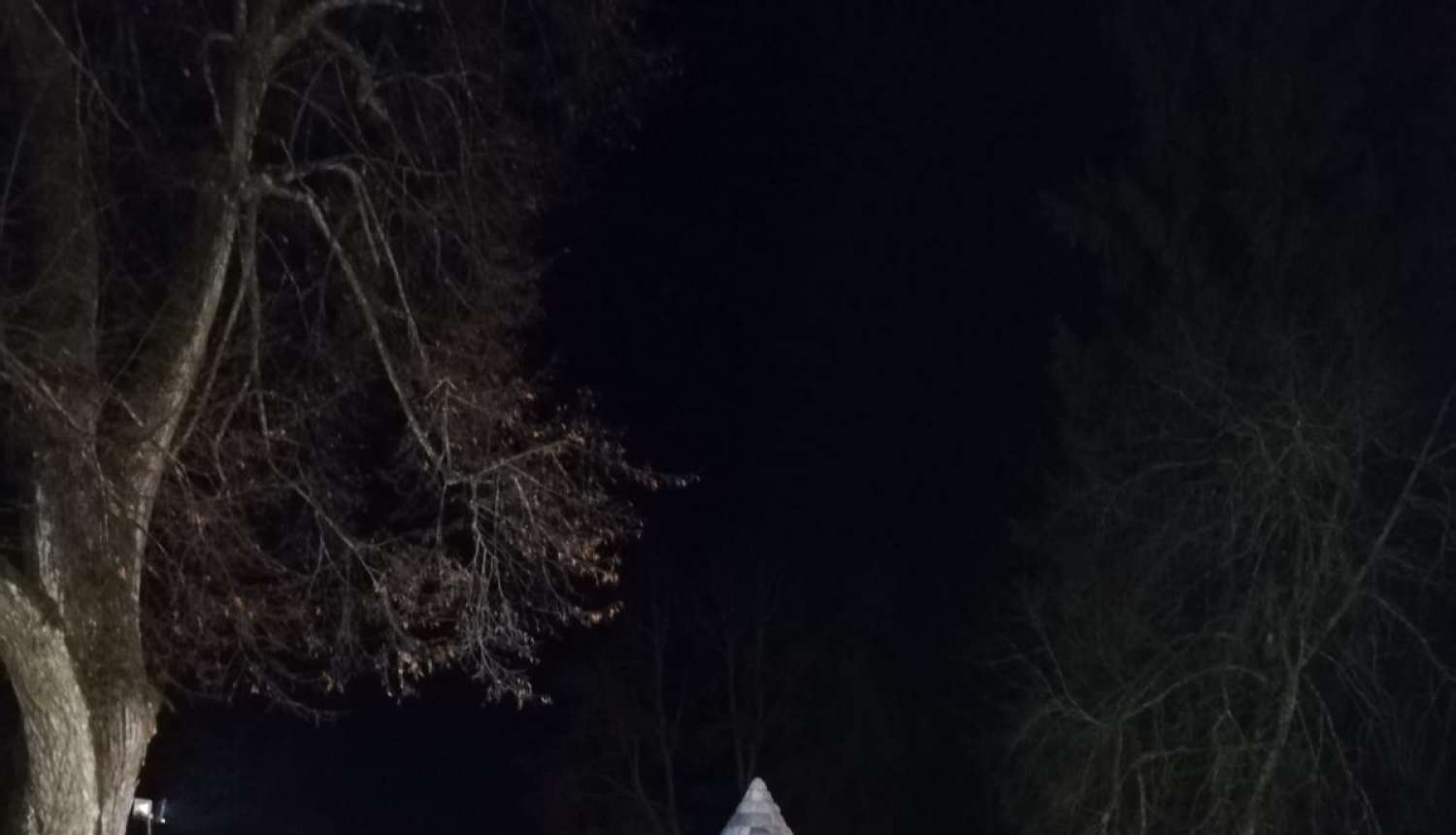 Limbažos, aizdedzot svecītes, godina Latvijas brīvības cīnītājus