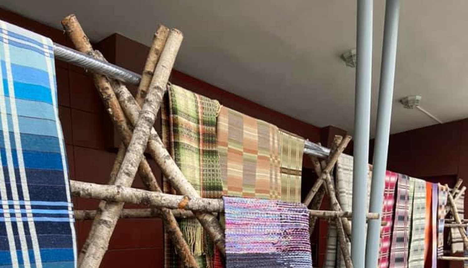 Pie Limbažu kultūras nama izstādīti TLMS "Dzilna" deķi!