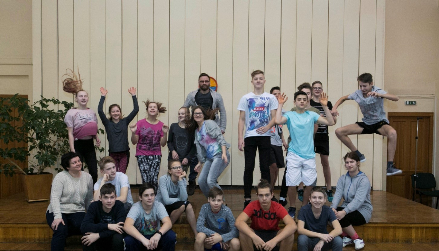 Limbažu novada ģimnāzijas 7. klašu skolēni ar režisoru Mārtiņu Eihi diskutē par sapņu īstenošanu