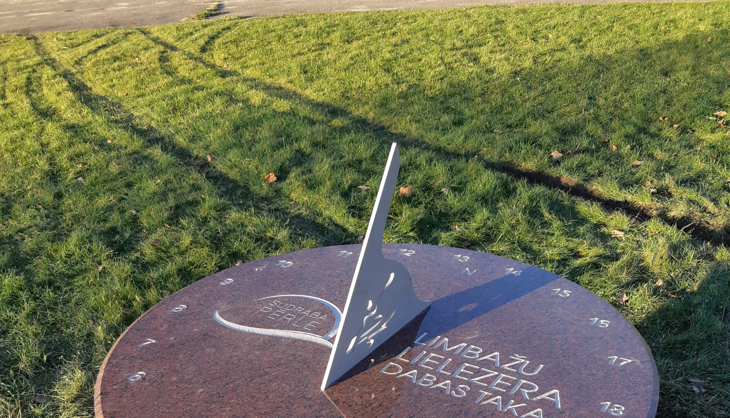 Pie Limbažu Lielezera uzstādīts “Limbažu Lielezera dabas takas” saules pulkstenis