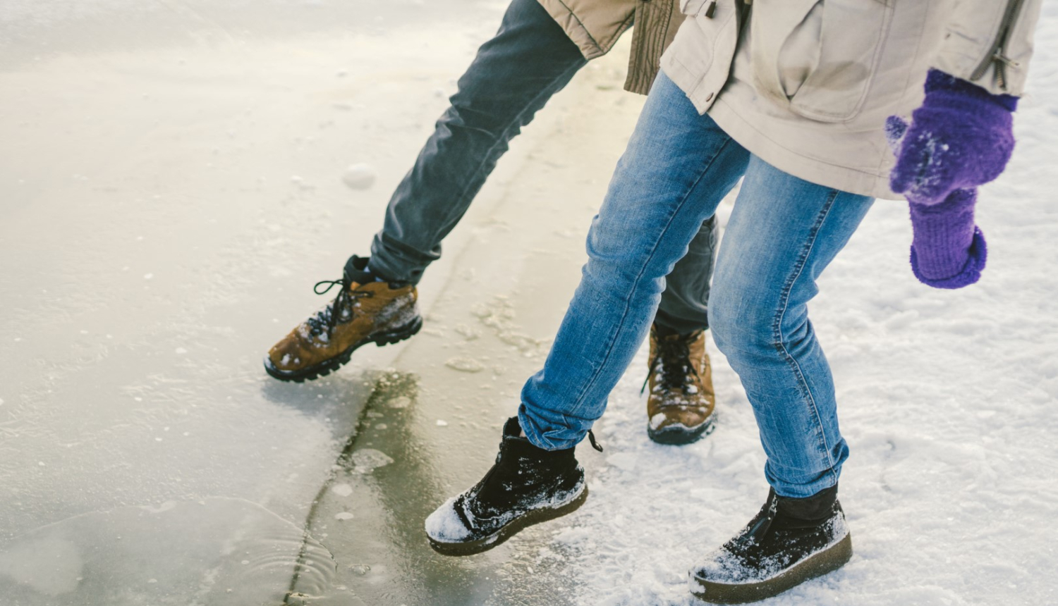 Uzraugiet bērnus un atturiet viņus no izklaidēm uz ledus!