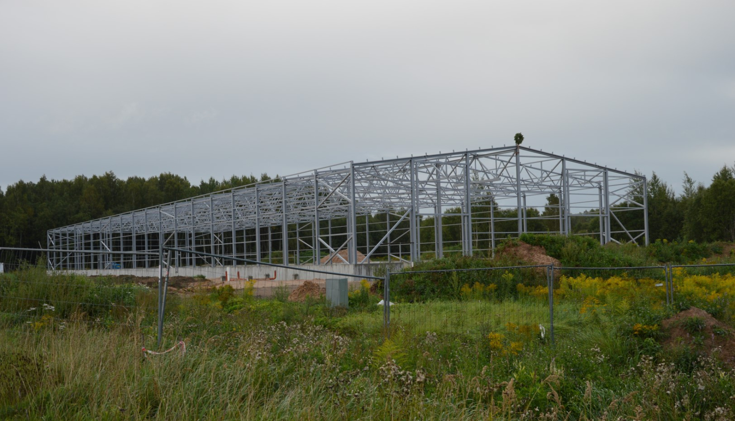 Ražošanas ēkas Meliorācijas ielā 14 jumta korē pacelts spāru svētku vainags