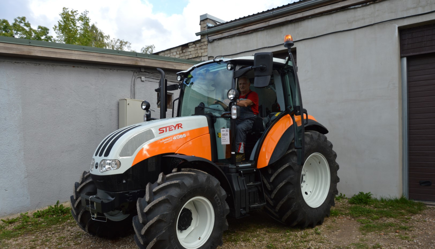 Limbažu novada pašvaldība iegādājusies jaunu traktoru Limbažu pilsētas teritorijas uzkopšanai