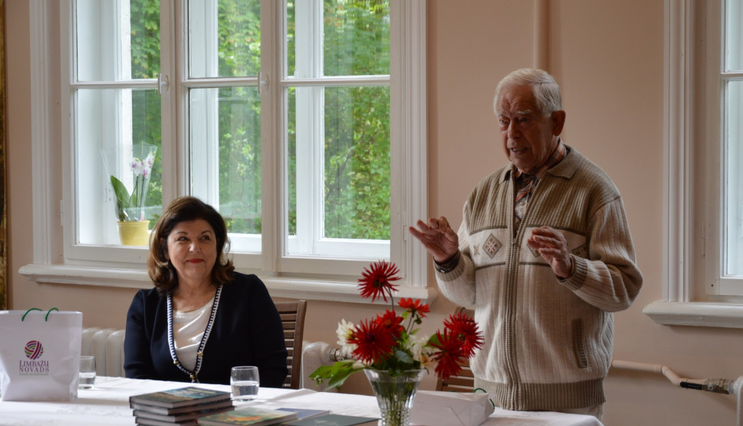 Aleksandrs Kalvāns Jaunlādes muižā prezentē savu jaunāko grāmatu “Drosme darīt”