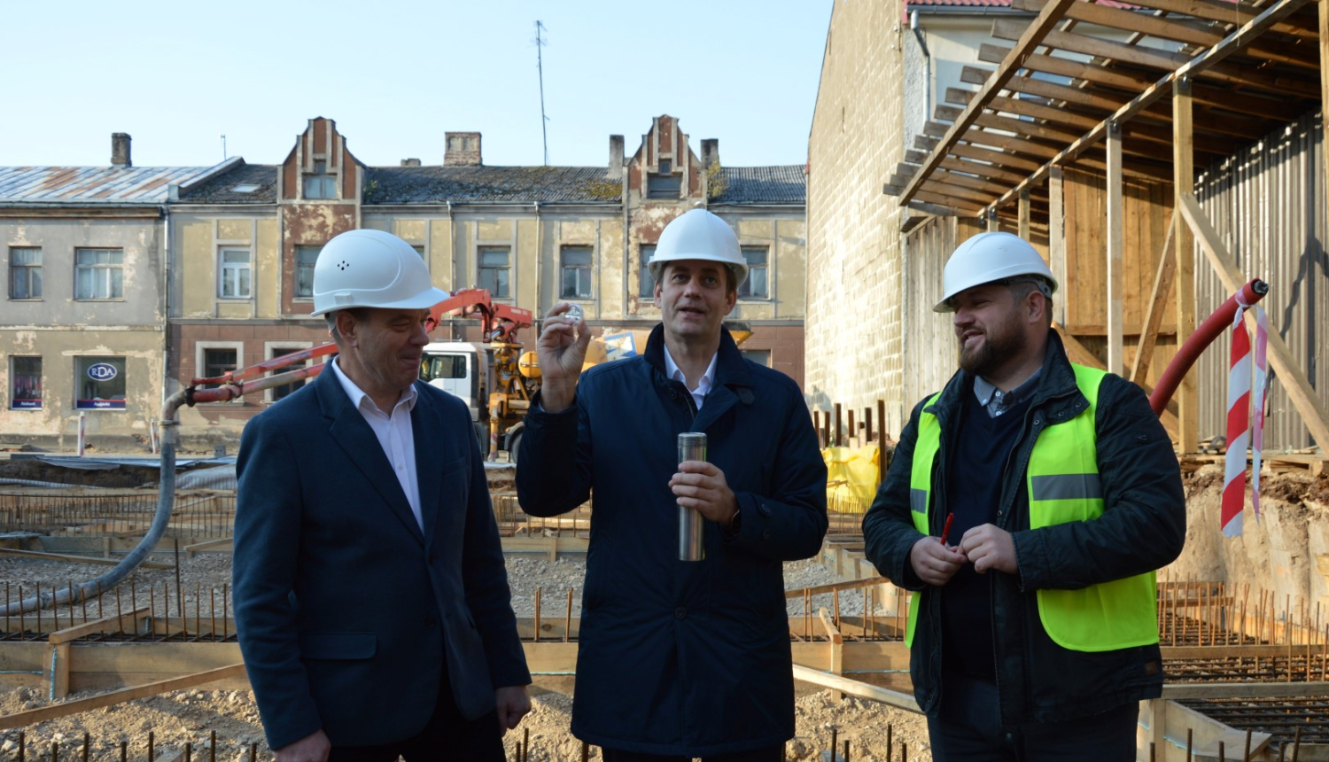 Topošās Sociālo pakalpojumu centra ēkas pamatos iemūrēta kapsula ar vēstījumu nākamajām paaudzēm