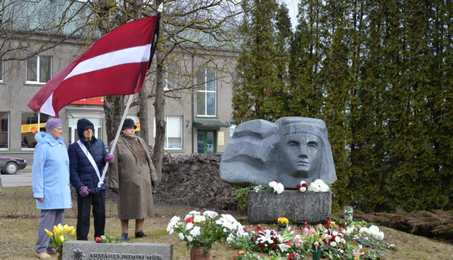 25.martā ziedus pie Komunistiskā genocīdu upuru atceres un piemiņas vietām aicinām nolikt individuāli