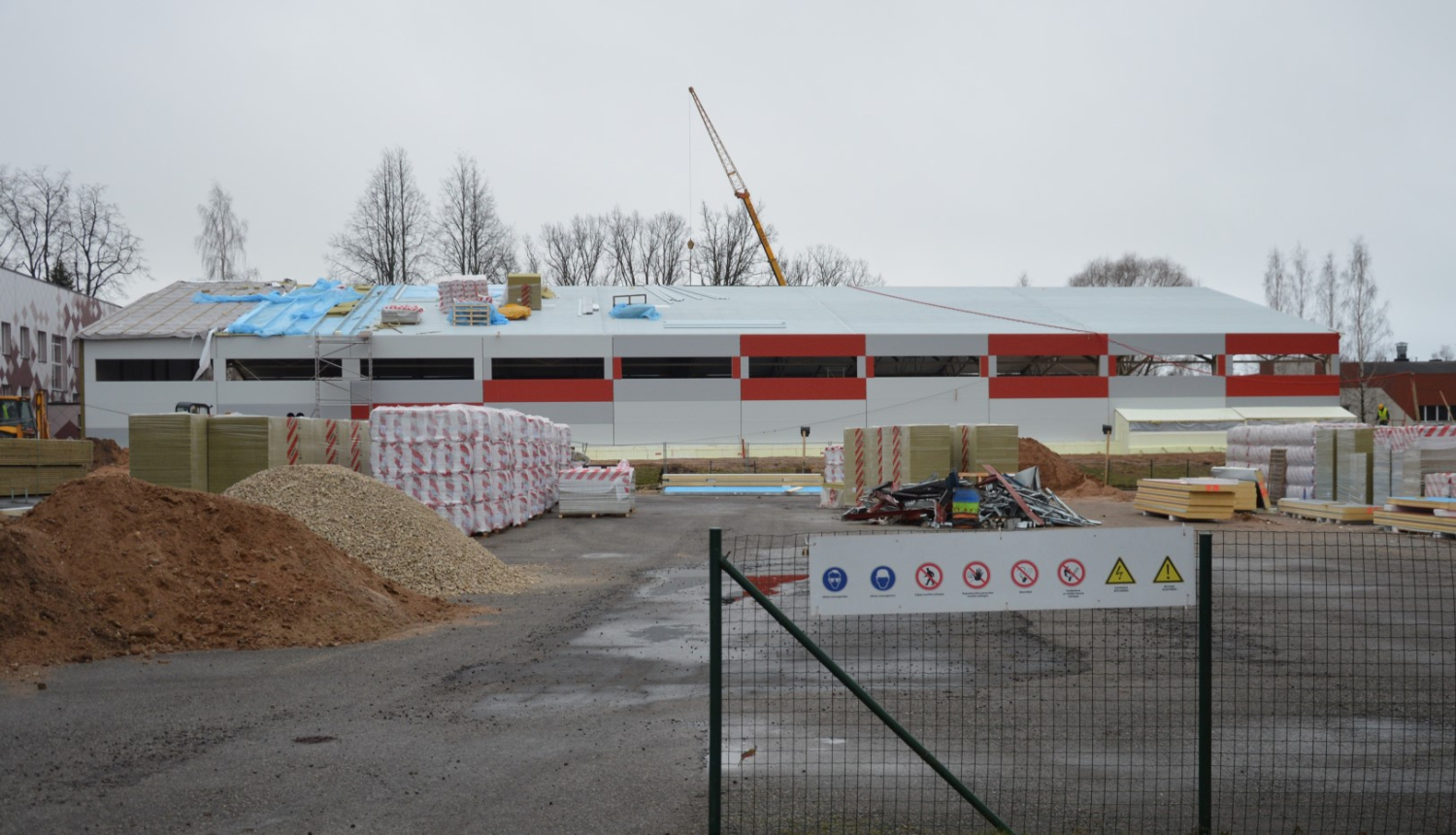 Limbažu sporta hallē norisinās atjaunošanas būvdarbi