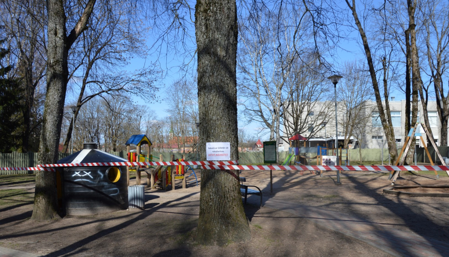 Limbažu novadā uz laiku slēdz publiski pieejamos āra bērnu rotaļu laukumus