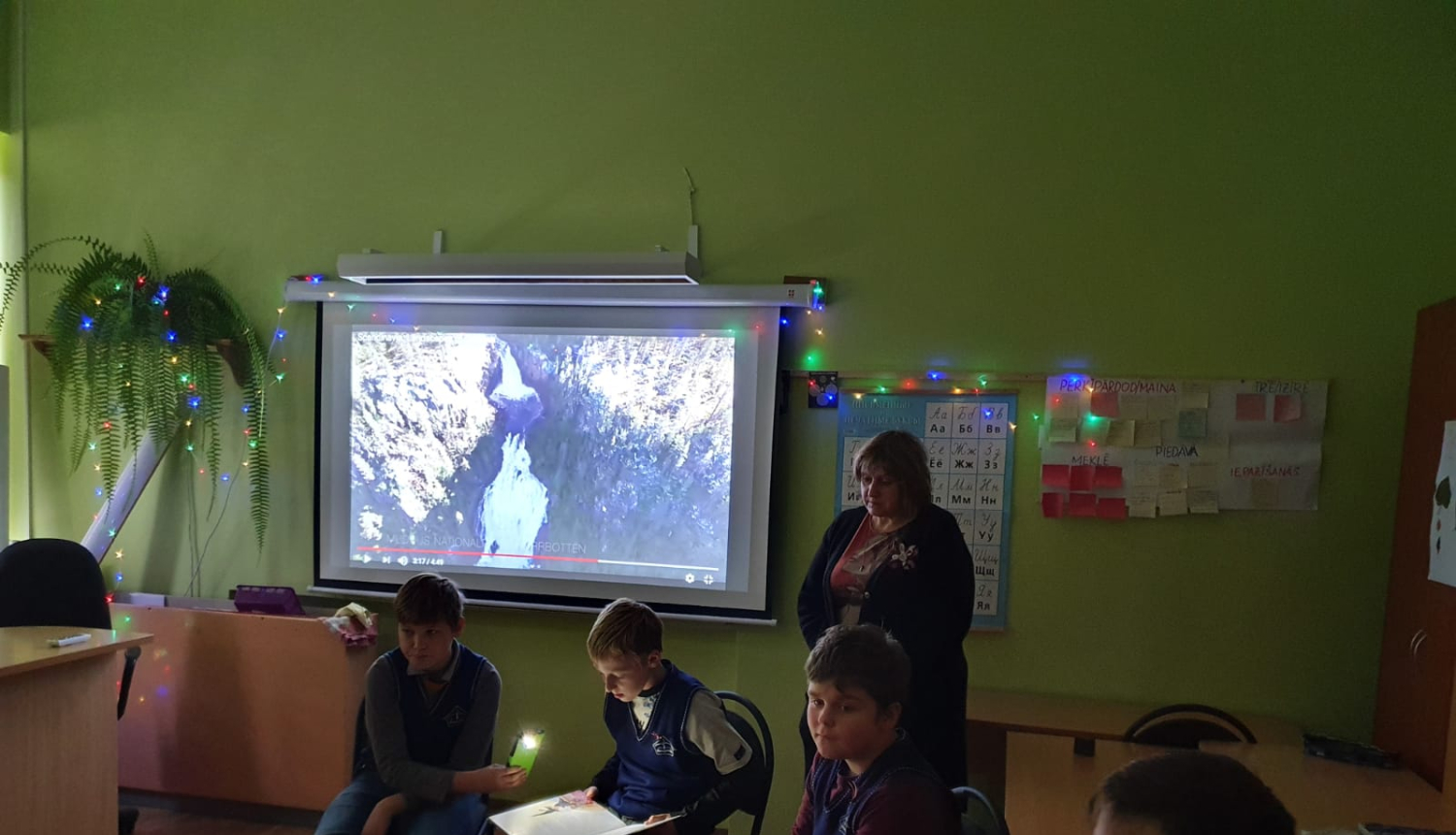 Lādezera pamatskolas bērni iesaistās Ziemeļvalstu bibliotēku nedēļas lasījumos