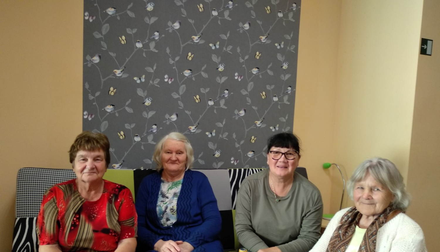 Lādezera bibliotēkā iepazīst dekupāžas tehniku