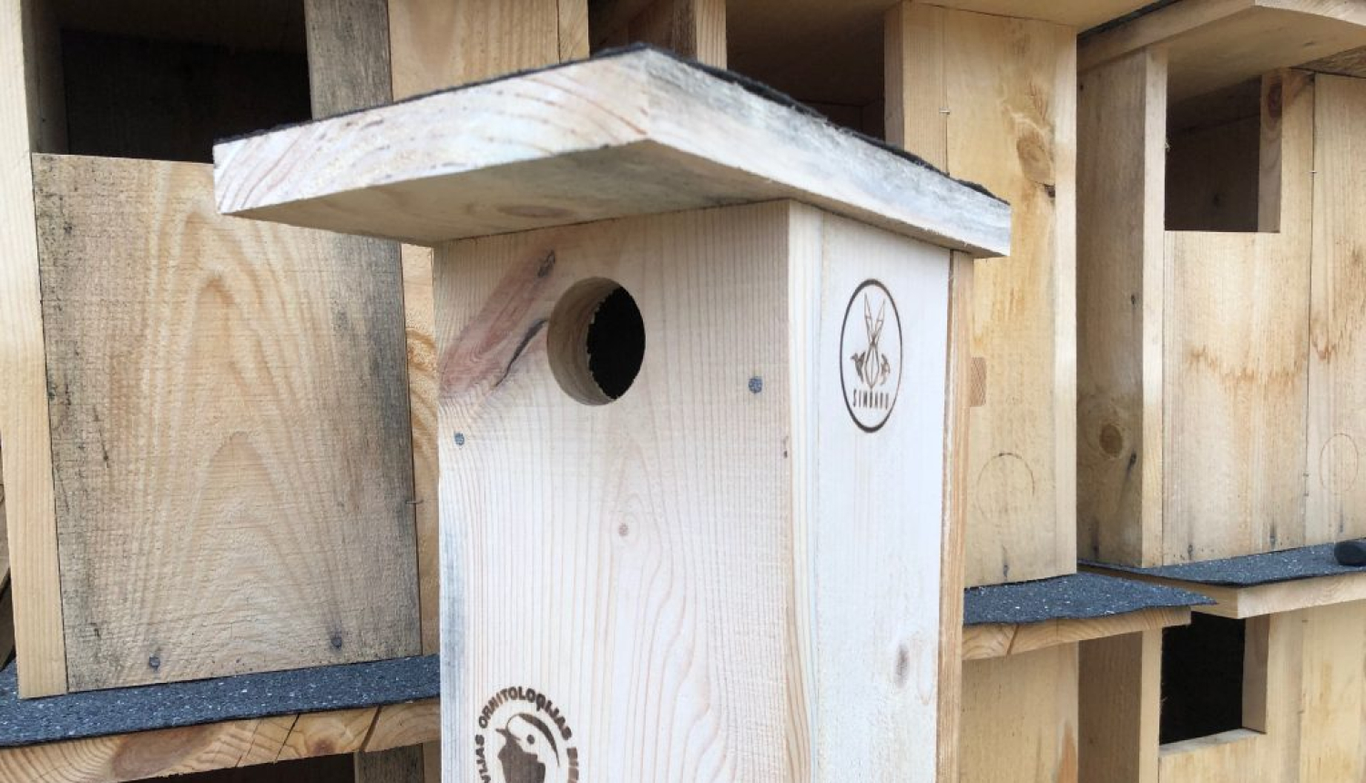 Latvijas Ornitoloģijas biedrība aicina izgatavot putniem piemērotus un drošus putnu būrīšus