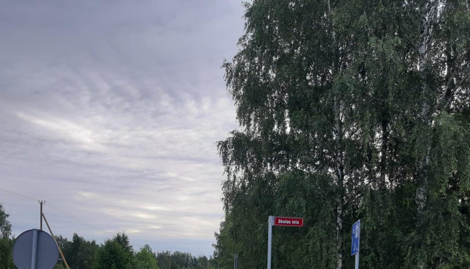 Lai paaugstinātu gājēju drošību, Limbažu novada pašvaldība noslēgusi līgumu par gājēju celiņa izbūvi Lādezerā gar valsts autoceļu V129