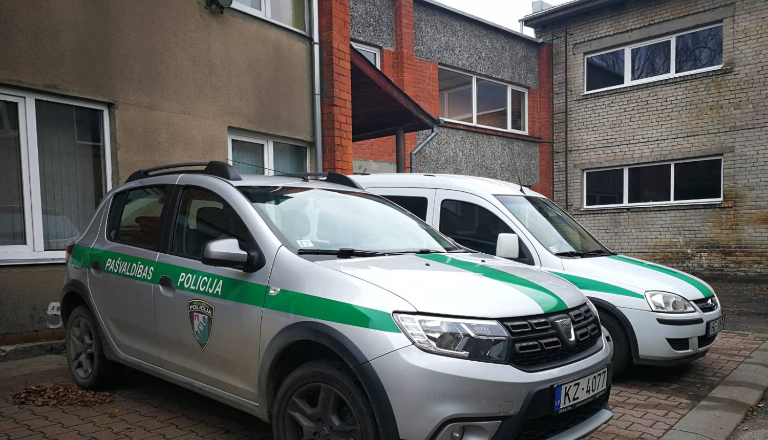 Pašvaldības policija aicina iedzīvotājus aktīvi iesaistīties un ziņot par atkritumu apsaimniekošanas noteikumu pārkāpumiem