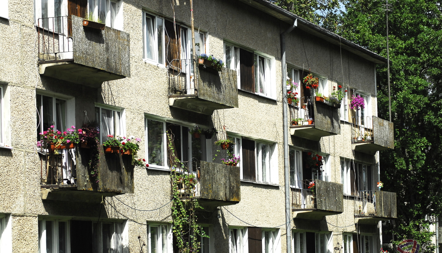 Daudzdzīvokļu dzīvojamo māju apsaimniekotāji Limbažu novada pagastos var pretendēt uz pašvaldības līdzfinansējumu māju un tām piesaistīto zemesgabalu infrastruktūras uzlabošanai