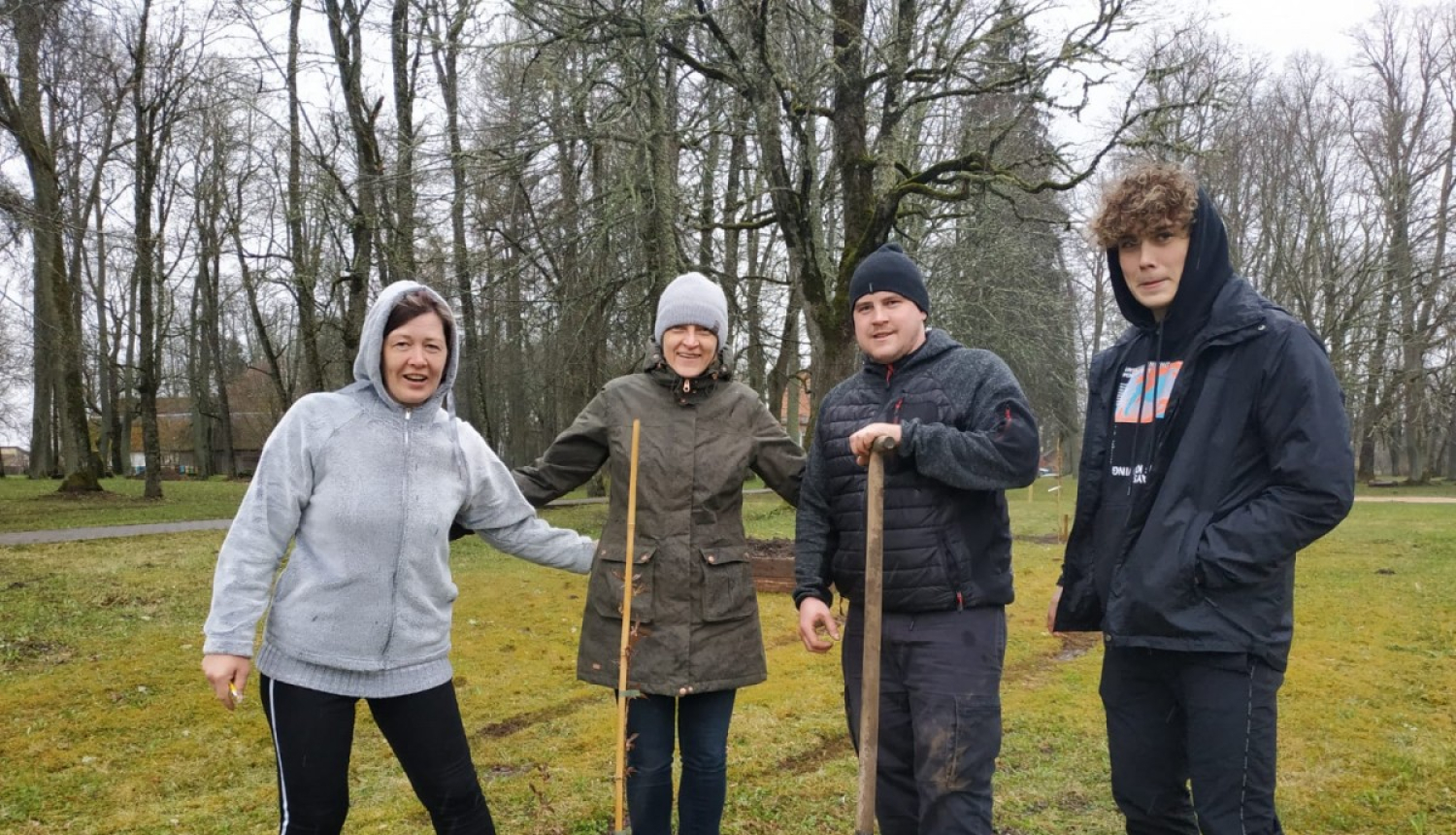 Spītējot lietum, aizvadīts Limbažu novada “Auto-foto” orientēšanās rallijs