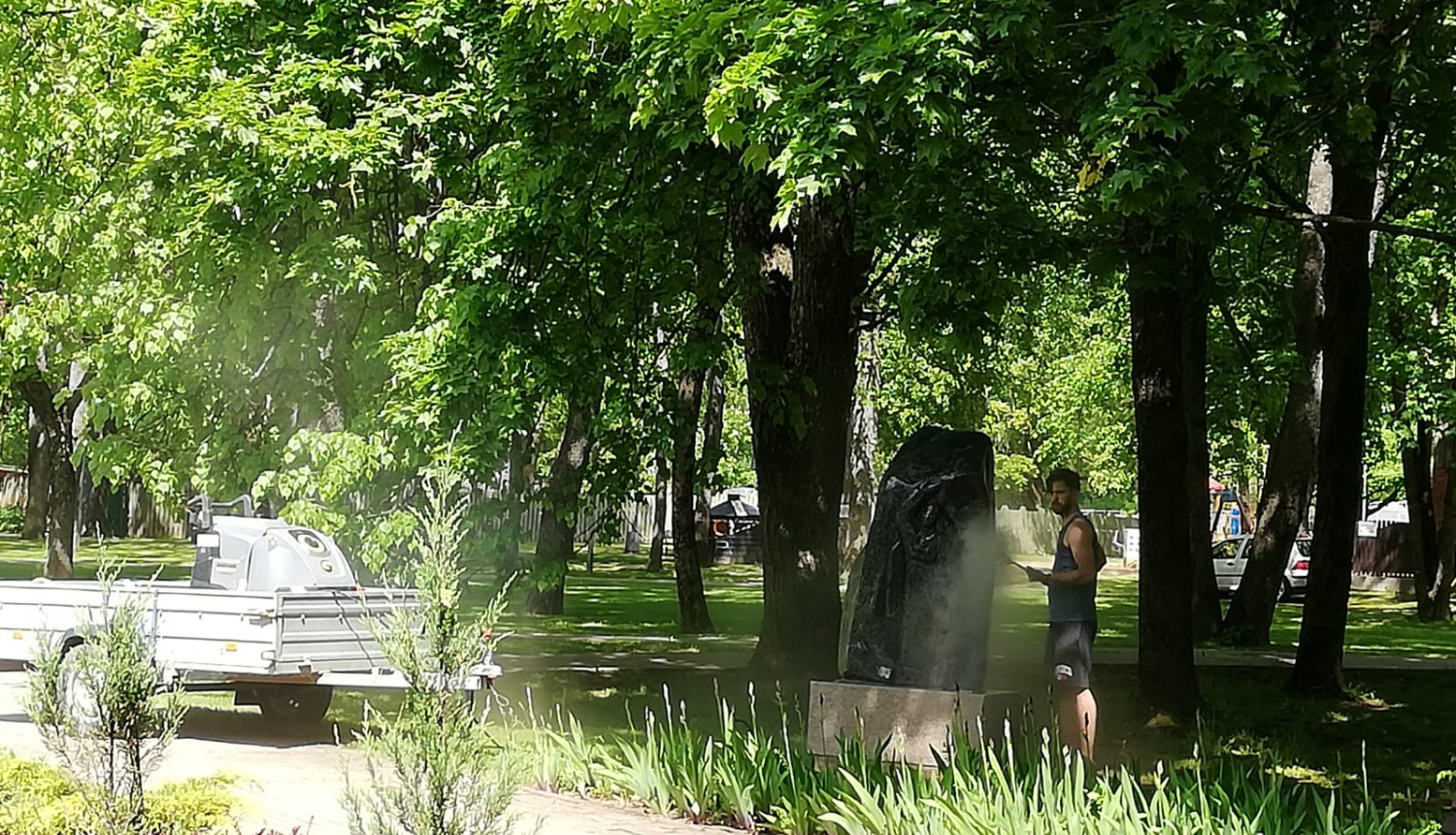 Limbažu pilsētā veic bērnu rotaļu laukumu, skulptūru un pieminekļu tīrīšanas darbus