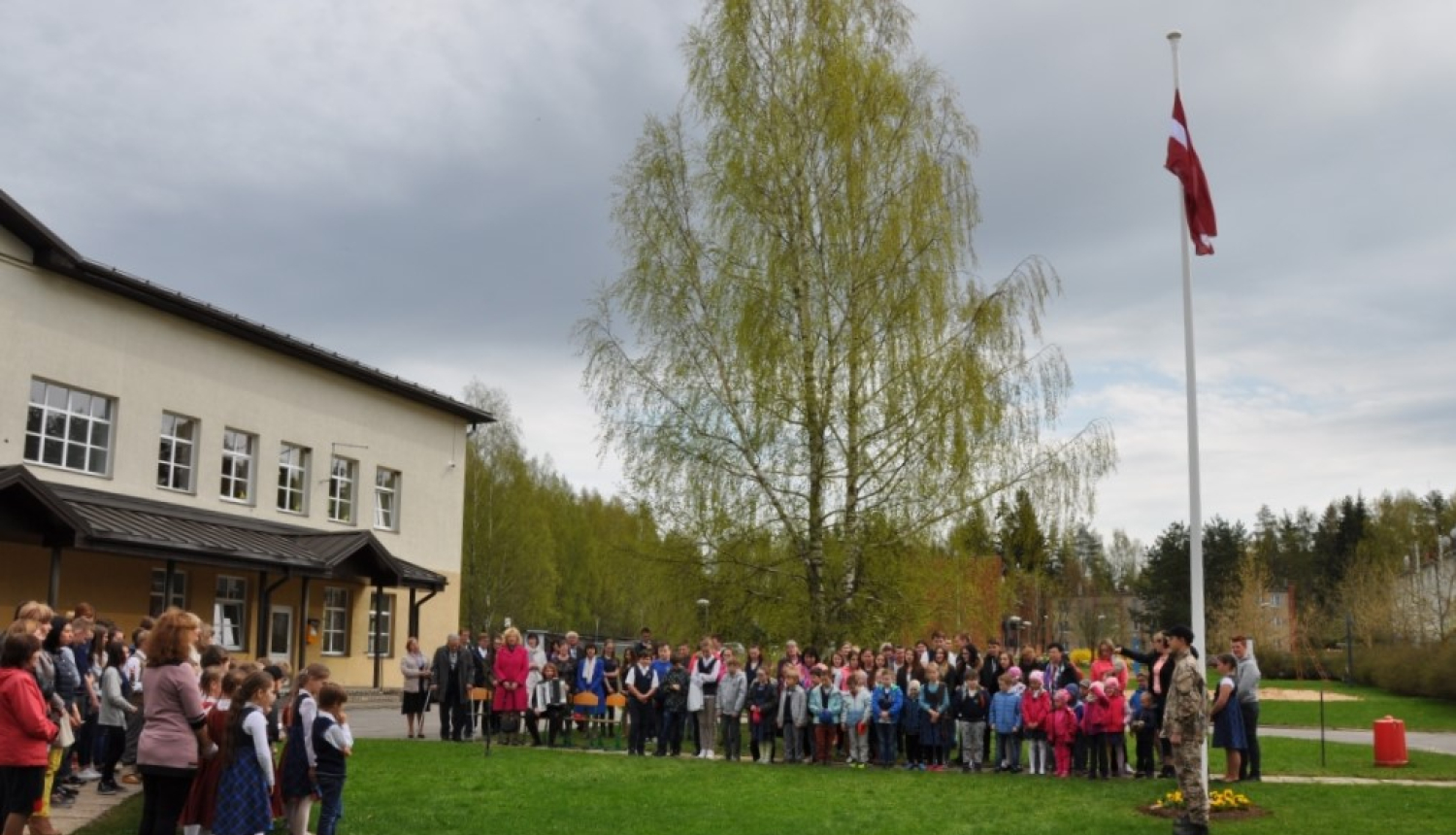 Lādezerā lepni plīvo Latvijas karogs