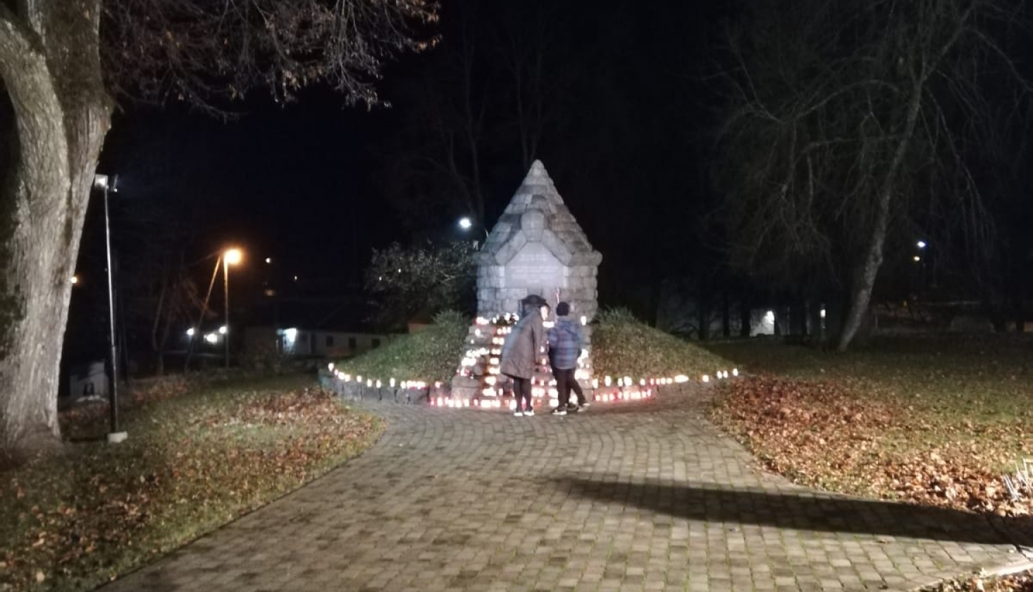 Limbažos, aizdedzot svecītes, godina Latvijas brīvības cīnītājus