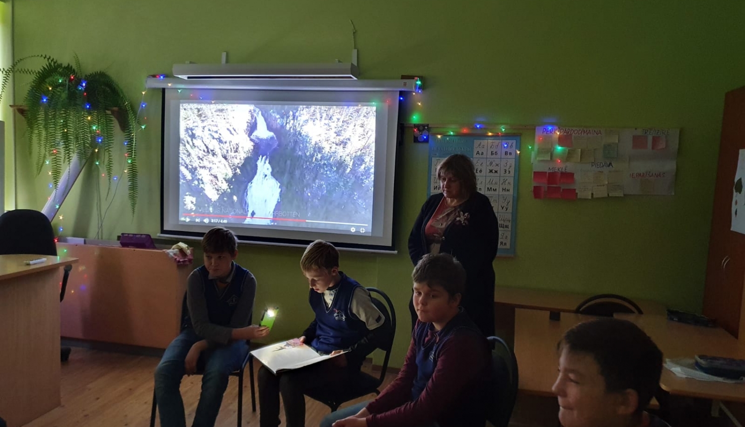 Lādezera pamatskolas bērni iesaistās Ziemeļvalstu bibliotēku nedēļas lasījumos