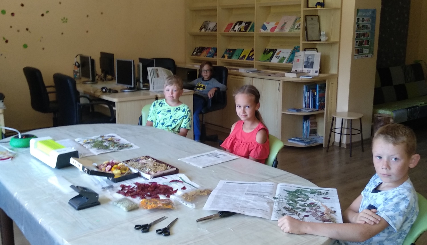 Lādezera bibliotēkā notikusi radošā darbnīca - grāmatzīmju veidošana