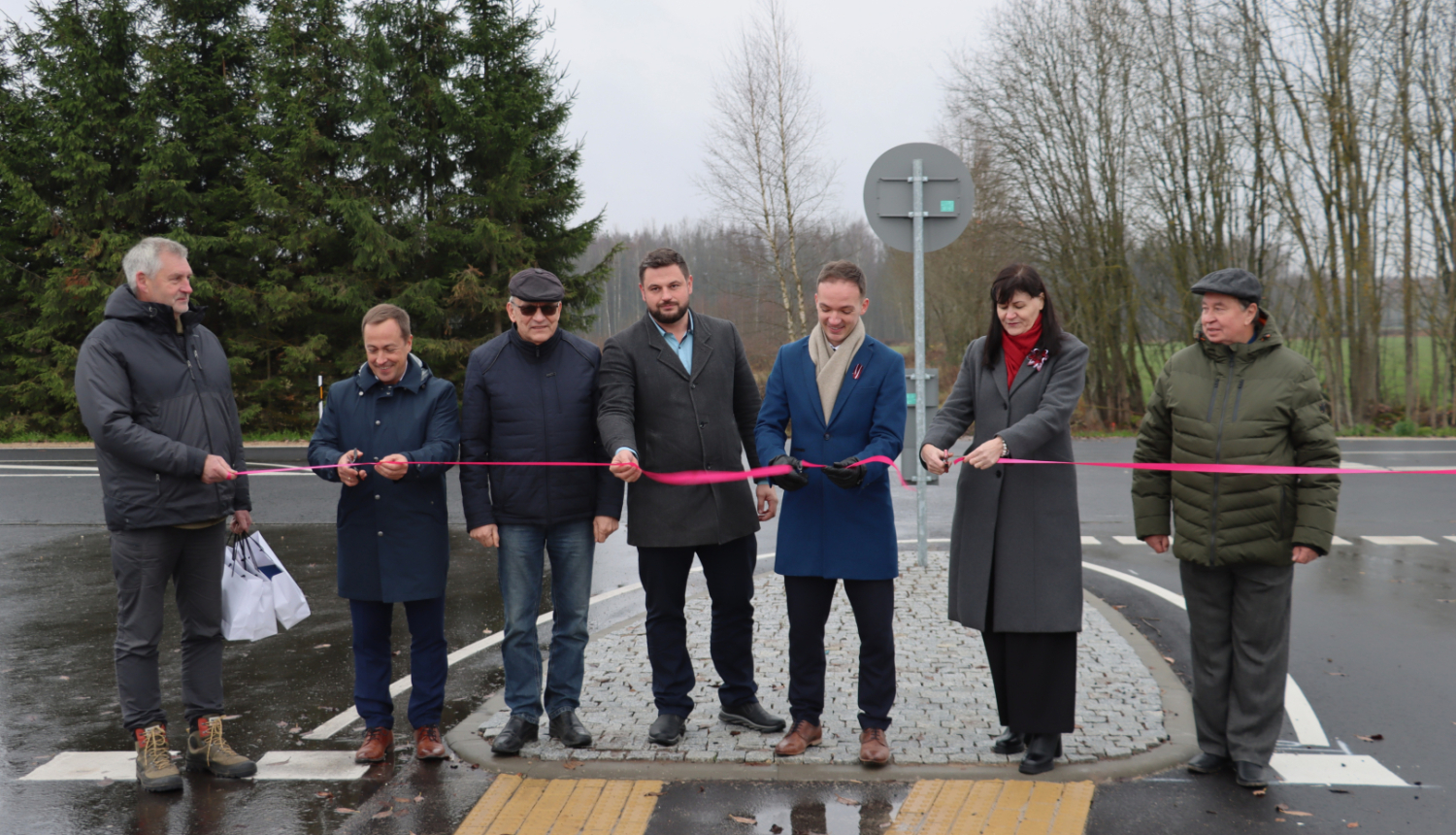 cilvēki, lentas griešana