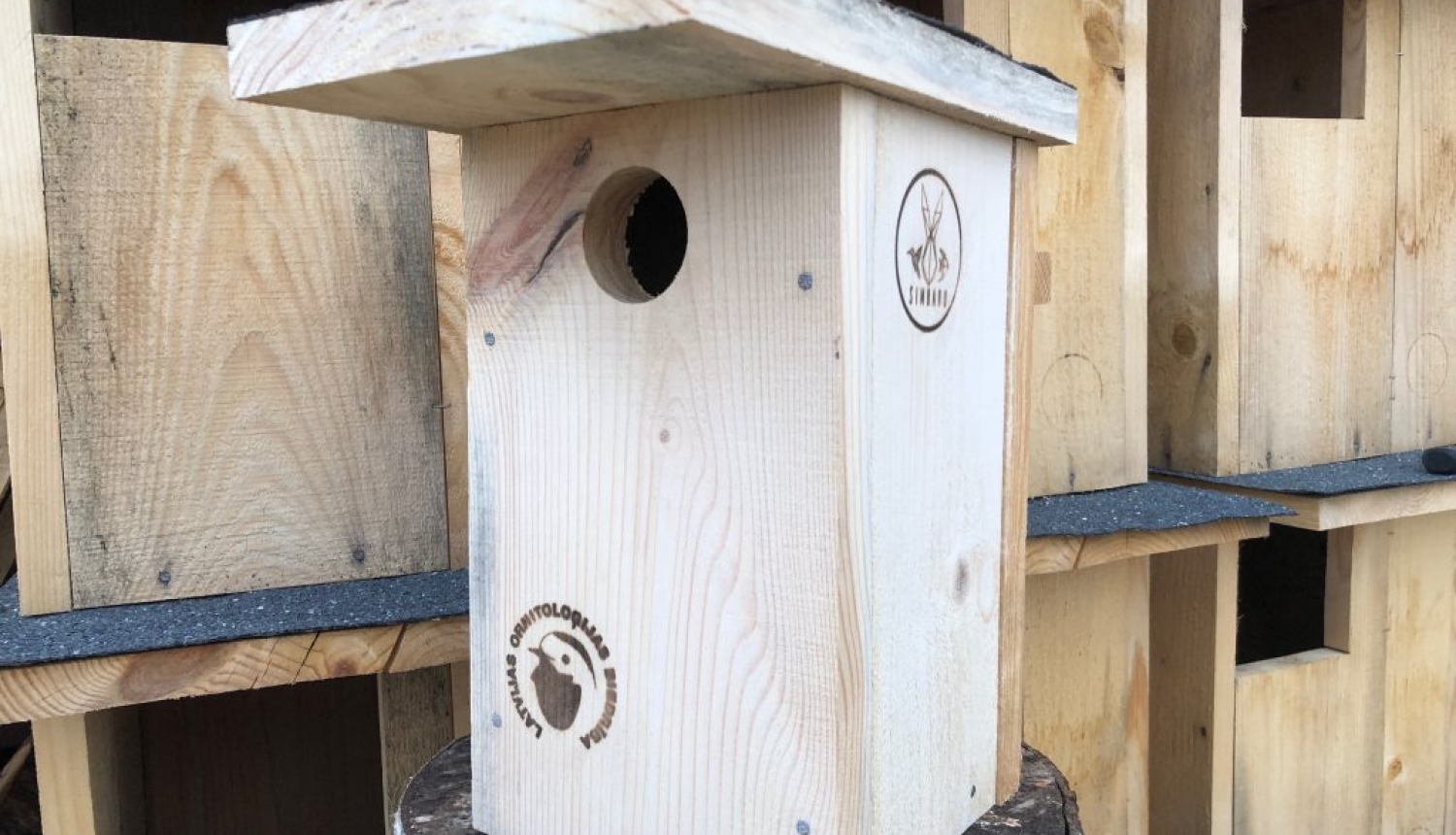 Latvijas Ornitoloģijas biedrība aicina izgatavot putniem piemērotus un drošus putnu būrīšus