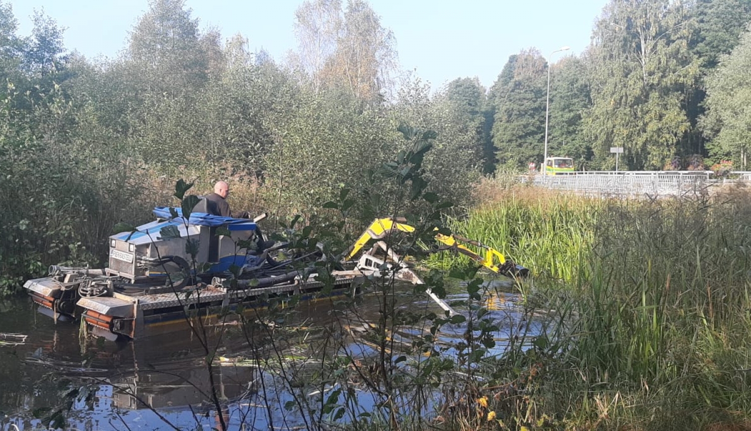 Limbažos veic Donaviņas attīrīšanu no liekajiem aizaugumiem