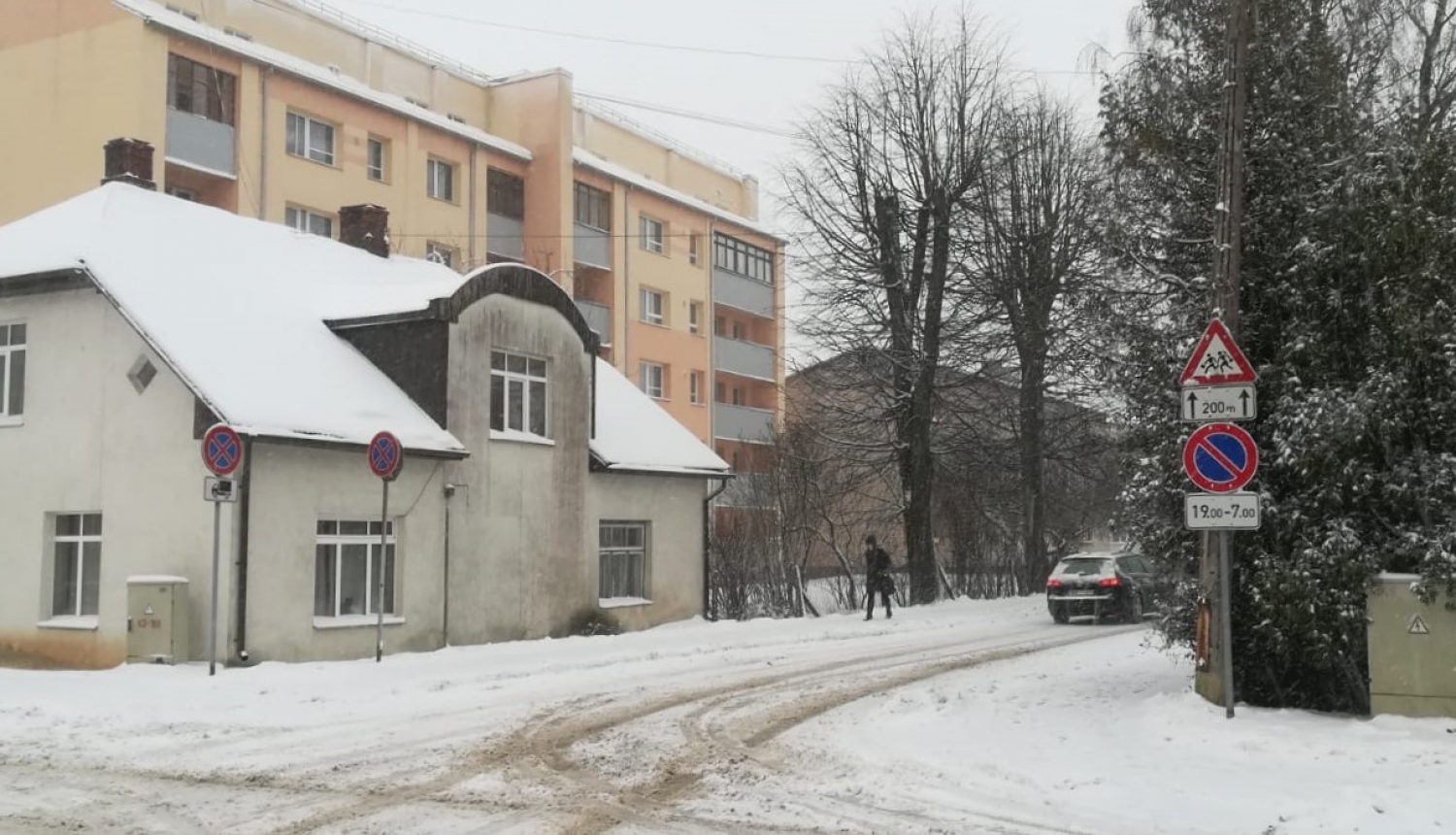 Limbažos uz vairākām ielām noteikti ierobežojumi automašīnu novietošanai Limbažos uz vairākām ielām noteikti ierobežojumi automašīnu novietošanai