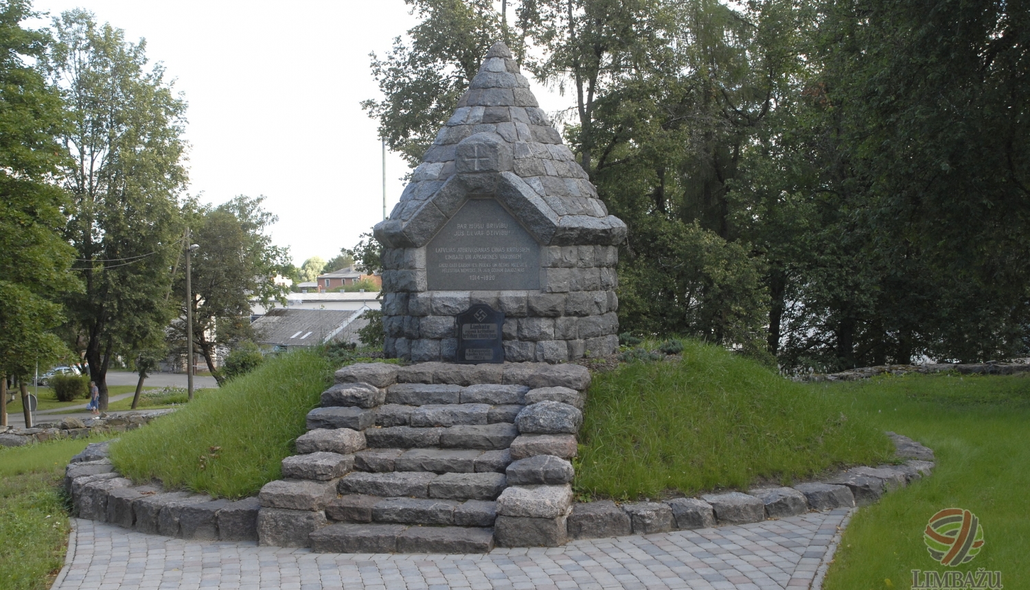 Noliks ziedus Latvijas un Igaunijas karavīru piemiņai, kuri 1919.gada jūnijā cīnījās kaujās pie Limbažiem