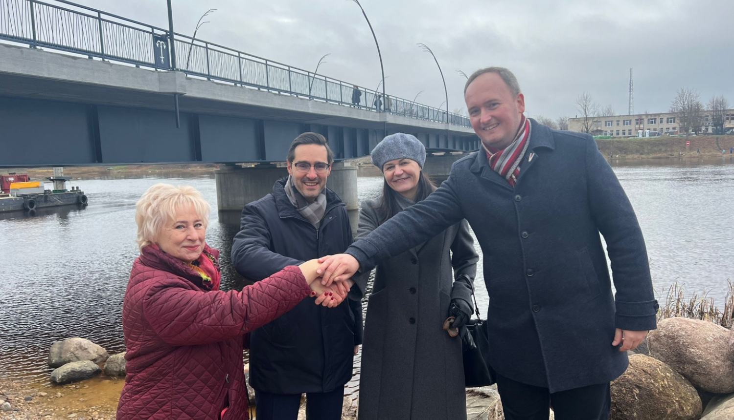 Cilvēki, sadotas rokas