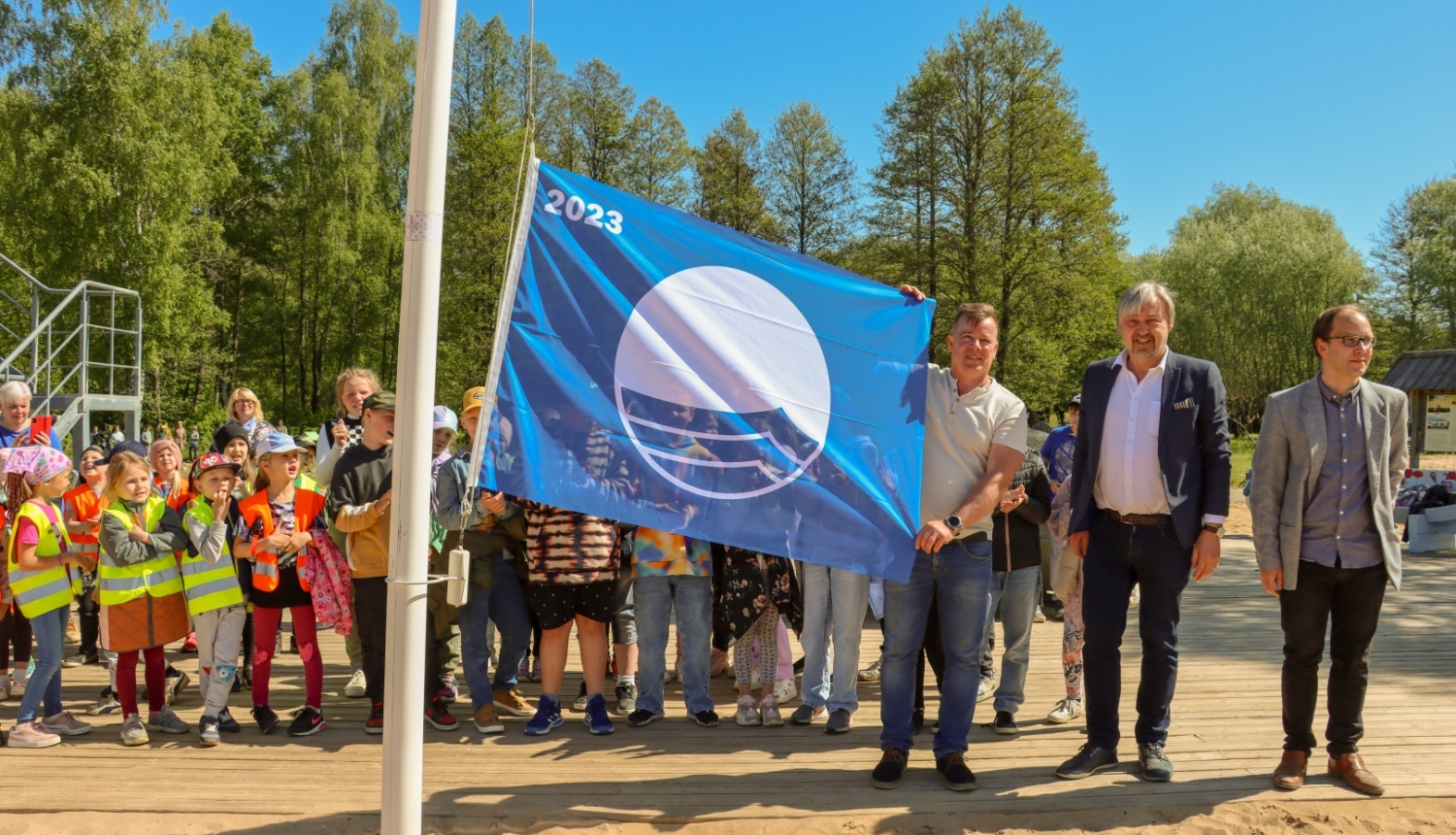 Limbažu novada Lielezera peldvietā pacelts Zilais Karogs